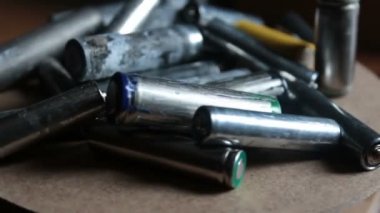 Kullanılmış AA piller geri dönüşüm için hazırdır. Kullanılmış alkali bataryalar. Çevre koruma kavramı