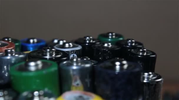 Las pilas AA usadas están preparadas para reciclar. Rotación Baterías alcalinas usadas. Concepto de protección medioambiental — Vídeo de stock