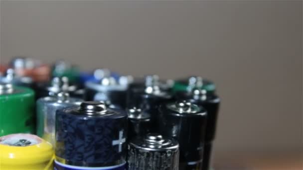 प्रयुक्त एए बैटरी रीसाइक्लिंग के लिए तैयार हैं। रोटेशन प्रयुक्त क्षारीय बैटरी। पर्यावरण संरक्षण अवधारणा — स्टॉक वीडियो