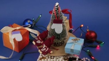 Noel ağacı ve parlak hediyeli bir Noel atlıkarınca. Parlak bir çelengin arka planında hediyeler olan yeni yıl ağacı..