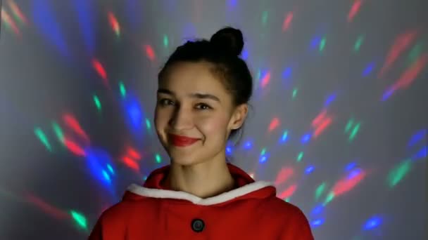 Detailní portrét mladé šťastné ženy, ve slavnostní náladě, sny o novoroční dárky, usmívá se a zvedá malý vánoční stromeček. příprava na Vánoce. — Stock video