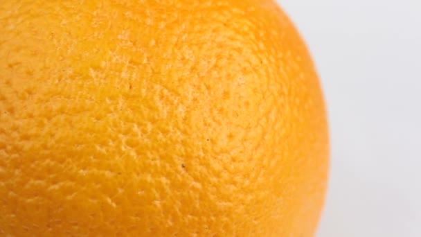 Κοντινό πλάνο από ώριμο ζουμερό πορτοκάλι. — Αρχείο Βίντεο