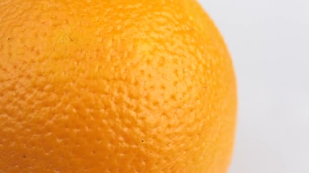 閉じる回転熟したジューシーなオレンジ。熟したオレンジの皮のクローズアップ. — ストック動画