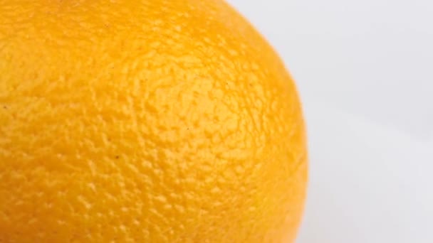 Zbliżenie obracające się dojrzałe soczyste pomarańcze. Zbliżenie dojrzałej skórki pomarańczy. — Wideo stockowe