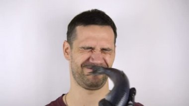 Taze ringa balığı genç ve çekici bir adamın yüzüne çarpar..