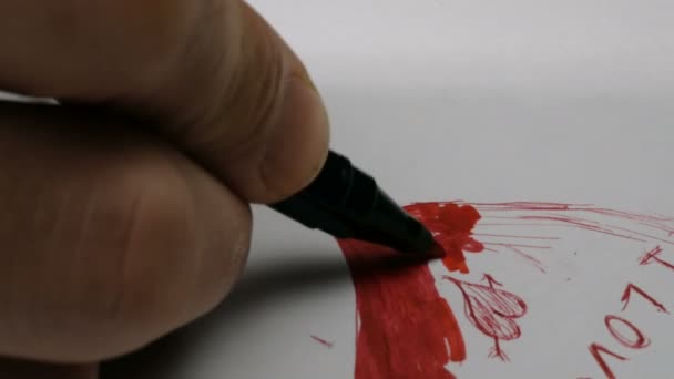 Primo piano di un giovane uomo mano scrive sulla carta le parole ti amo con una penna rossa. — Video Stock