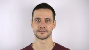 Komik genç adam ıslak taze balıkla tokatlanır..