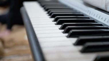 Konser sırasında sentezleyici çalan profesyonel bir müzisyenin ellerinin yakın çekimi..