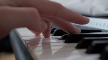 Konser sırasında sentezleyici çalan profesyonel bir müzisyenin ellerinin yakın çekimi..