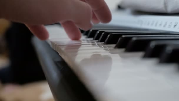 Primer plano de las manos de un músico profesional que toca el sintetizador durante un concierto. — Vídeo de stock