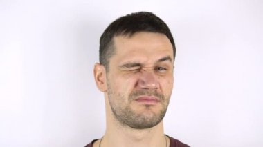 Taze ringa balığı genç ve çekici bir adamın yüzüne çarpar..