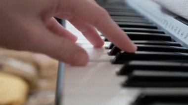 Konser sırasında sentezleyici çalan profesyonel bir müzisyenin ellerinin yakın çekimi..