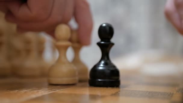 Detailní záběr na ruku muže a mladou ženu hrající šachy.Starší muž a mladá žena připravují šachové figurky na šachovnici, připravují se hrát. — Stock video