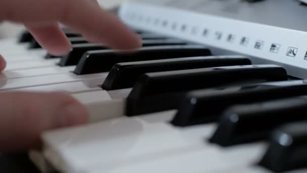Close-up van de handen van een professionele muzikant die de synthesizer bespeelt tijdens een concert. — Stockvideo