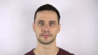 Genç yakışıklı adamın yüzüne taze balık çarpıyor..