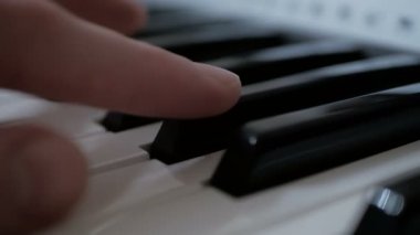 Konser sırasında piyano çalan profesyonel bir müzisyen..