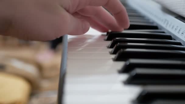 Detailní záběr rukou profesionálního hudebníka, který hraje syntezátor během koncertu. — Stock video