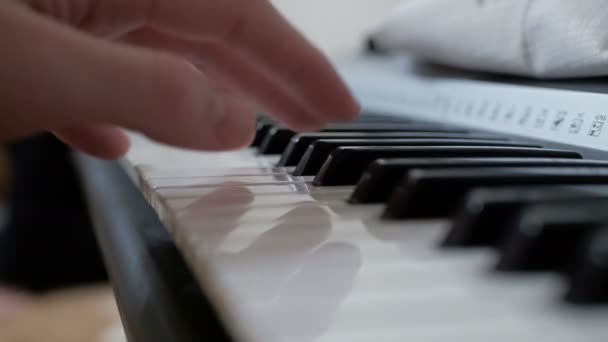 Крупним планом руки професійного музиканта, який грає синтезатора під час концерту . — стокове відео