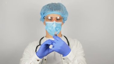 Doktorlar şırıngayı aşıyla doldurup hastaya iğne yapmaya hazırlanıyorlar..