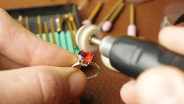 Professional Jeweler Polishes Red Gem Gold Ring Using Special Tool — Stock Video
