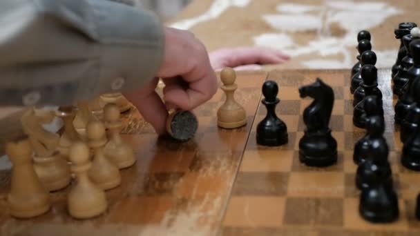 Ein älterer Mann und eine junge Frau arrangieren Schachfiguren auf einem Schachbrett und bereiten sich auf das Spiel vor. Großaufnahme der Hand eines Mannes und einer jungen Frau beim Schachspielen.. — Stockvideo
