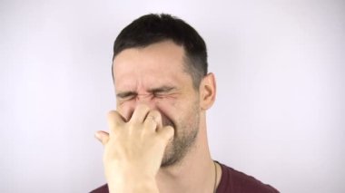 Genç ve çekici bir adam kız arkadaşından tokat yer. Elin avuç içiyle yanağa ağır bir darbe almış..