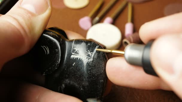 Um gravador profissional cria uma peça de jóias fazendo sulcos com um cortador especial. — Vídeo de Stock