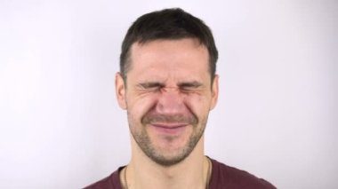 Genç ve çekici bir adam kız arkadaşından tokat yer. Elin avuç içiyle yanağa ağır bir darbe almış..