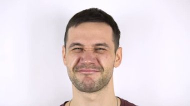 Taze ringa balığı genç ve çekici bir adamın yüzüne çarpıyor. Komik genç adam ıslak taze balıkla tokatlanır..