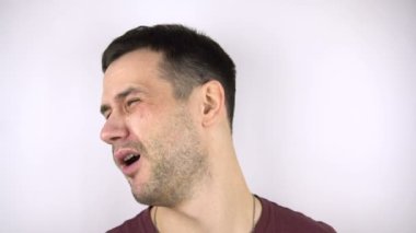 Genç ve çekici bir adam kız arkadaşından tokat yer. Elin avuç içiyle yanağa ağır bir darbe almış..