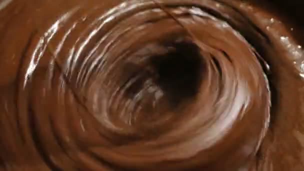 요리사는 초콜릿을 믹 서기와 혼합하여, 케이크 재료를 준비 합니다. 요리사가 초콜릿 크림을 믹서에 섞는다. — 비디오