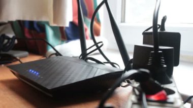 Wi-Fi yönlendiricisinde sinyal göstergesinin yanıp sönmesi. Yanıp sönen mavi sinyal göstergeleri olan kablosuz ağ yönlendirici. Kablosuz ağ göstergeleri kablosuz ağ yönlendiricisinde yanıp sönüyor.