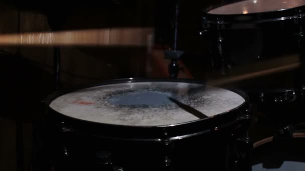 드럼 키트를 연주하는 북 연주자들의 근접 사진. 드럼 키트를 연주하는 드러머의 클로즈업 샷. — 비디오