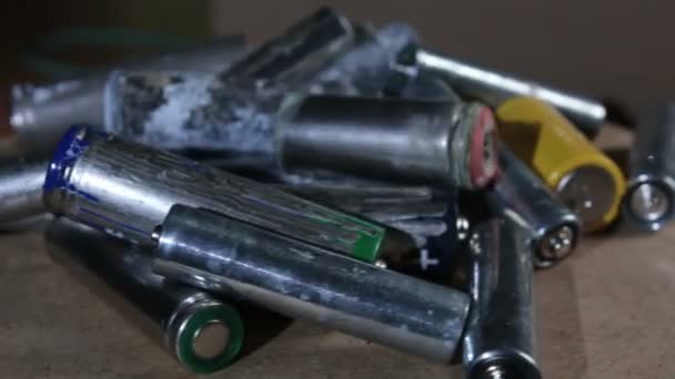 Gebruikte AA-batterijen worden voorbereid voor recycling. Rotatie Gebruikte alkalische batterijen. Milieubeschermingsconcept — Stockvideo