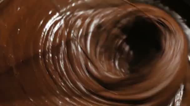 Kocken blandar chokladgrädden till tårtan med en mixer.Kocken blandar chokladen med en mixer, förbereder ingredienserna till tårtan. — Stockvideo