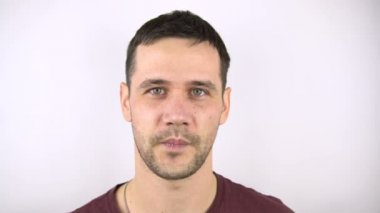 Elin avuç içiyle yanağa ağır bir darbe almış..