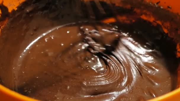 Close-up van een chef-kok die met een blender een chocoladedededeeg roert om een brownie te maken. — Stockvideo