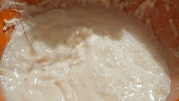 Le chef fait de la crème gâteau d'anniversaire avec de la crème de lait frais. — Video