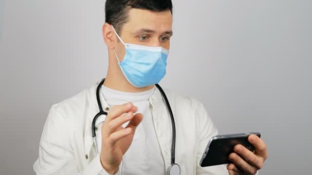 Egy fiatal orvos online konzultációt folytat a beteggel a karantén alatti videobeszélgetésen keresztül.. — Stock videók