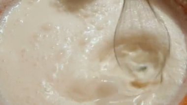 Şef çırpıcıyla organik süt kreması çırpıyor..
