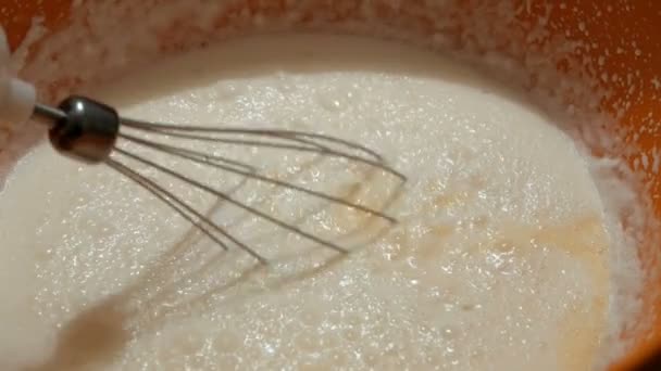 El chef bate crema de leche orgánica con una licuadora. — Vídeos de Stock