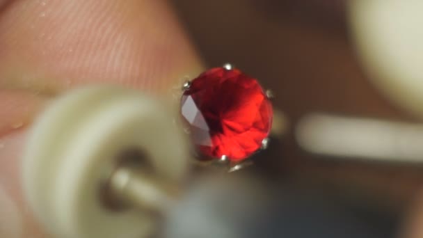 Ein professioneller Graveur poliert den Ring mit einer Filzspitze. Verarbeitung von Schmuck, Polieren eines Edelsteins durch einen professionellen Juwelier. — Stockvideo