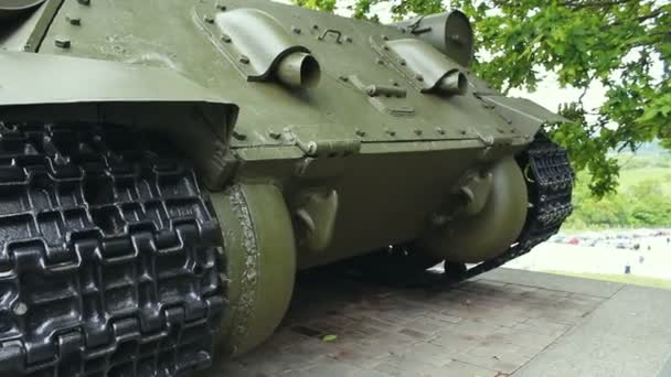 Sluiten van een tankbaan. Monument voor een Sovjet militaire tank. Close-up van een monument voor een militaire zware tank. Zware militaire uitrusting. — Stockvideo