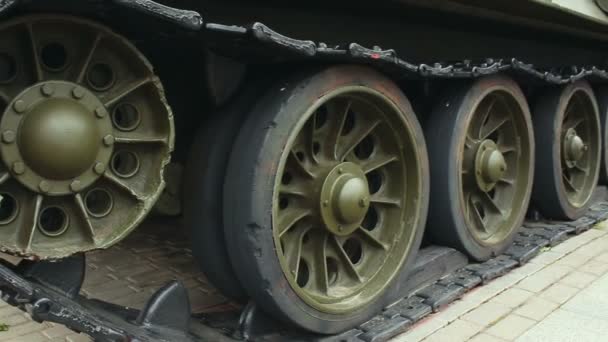 Primer plano de una pista de tanques. Equipo militar pesado.Monumento a un tanque militar soviético. Primer plano de un monumento a un tanque pesado militar. — Vídeo de stock