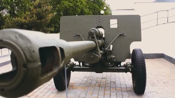 Pomnik armaty II wojny światowej. Zbliżenie lufy artyleryjskiego działa. Ciężki sprzęt wojskowy.Zamknij pysk działa armatniego. — Wideo stockowe