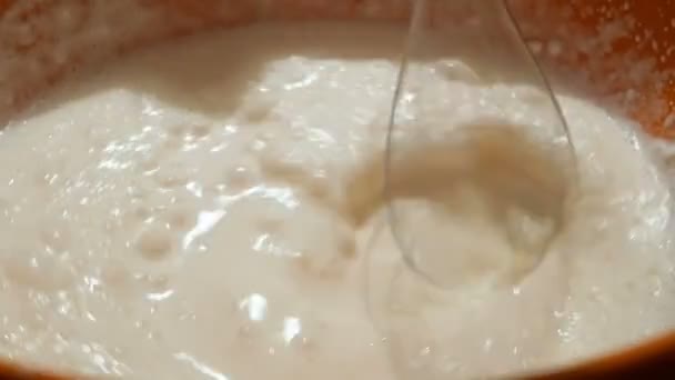 El chef bate crema de leche orgánica con una licuadora. — Vídeo de stock