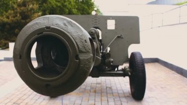 Top tabancasının namlusunu kapat. İkinci Dünya Savaşı 'nın top mermisi anıtı..