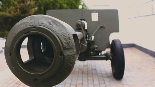 Närbild av mynningen på en kanonpistol. Monument över andra världskrigets kanon. Närbild av pipan på en artelerikanon. — Stockvideo