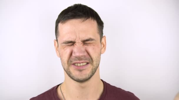 Un jeune homme séduisant reçoit une gifle au visage de sa petite amie. — Video