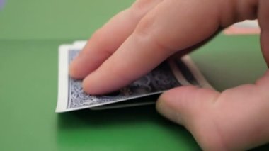 Poker oyuncusu bahsi artırmadan önce kartlarını kontrol eder. Profesyonel poker oyuncusunun iki ası vardır. Profesyonel bir poker oyuncusunun elinde iki as. Profesyonel poker oyuncusu kontrol eder.